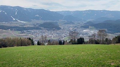 Unter dem Liebesbaum in Amaten öffnet sich ein malerischer Ausblick