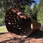 Die kunstvoll gefertigte Station versinnbildlicht das Licht und die Finsternis