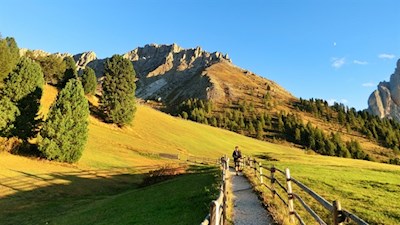 Through the autumn colored alpine meadows to the Gampenalm mountain hut pasture