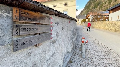 Unsere Wanderung auf dem Feldweg beginnt in Aufhofen