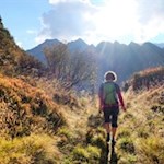 Von der Gewingesalm wandern wir über die abgeschiedenen Hänge zur Martalm hinab