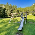 Rutsche und Schaukeln der Schafstallhütte