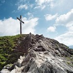 Den-dolomitweißen-Schönberg-krönt-ein-elegantes-Gipfelkreuz