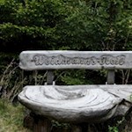 Etwas versteckt lädt ein originelles Bänklein zur gemütlichen Rast ein