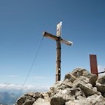 La modesta croce in legno del Gran Pilastro