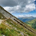 Der sanfte Weg zum Kratzberger See quert steil abfallende Hänge