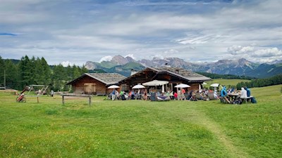 Tuene Hütte auf der Seiser Alm