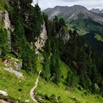 Unterwegs öffnen sich immer wieder schöne Ausblicke auf die Geislerspitzen