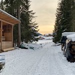 Die asphaltierte Straße mündet alsbald in einen gebahnten Winterwanderweg