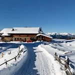 Die Kreuzwiesenalm ist in eine idyllische Winterlandschaft gebettet