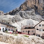 Die-beliebte-Vajolethütte-zu-Füßen-der-gleichnamigen-Felstürme