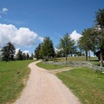 Sanft schlängelt sich der Europäische Wanderweg durch die liebliche Landschaft