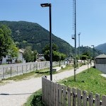 Hinter den Sterzinger Sportanlagen gelangt man auf den Bachdammweg