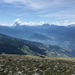 Unterwegs öffnen sich schöne Ausblicke auf die Dolomiten