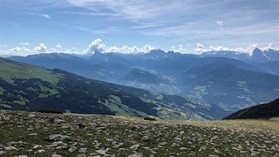 Unterwegs öffnen sich schöne Ausblicke auf die Dolomiten