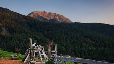 Die Abendsonne bringt den Villanderer Berg zum Leuchten