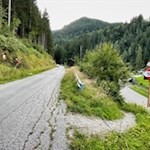 An der Straße nach Weißenbach ist die Busegge Alm erstmals ausgeschildert