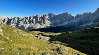 In front of the picturesque backdrop of the Puez group, the Medalges mountain hut invites you to stop for a break