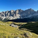Vor der malerischen Kulisse der Puezgruppe lädt die Medalges Alm zur Einkehr