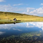 Malerisch spiegeln sich die Wolken im Glittner See