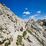 Über steil abfallende Gras- und Felshänge zur Hochalmhütte Fojedöra 