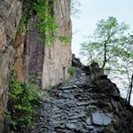 Eng an die Porphyrfelsen geschmiegt windet sich der Weg nach Seit