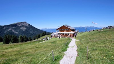 Die Malga Casnago Gschnagenhart Alm mountain hut with the Rasciesa in the background