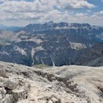 Im Hintergrund erhebt sich der markante Sellastock