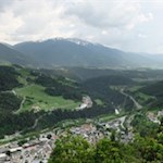 Unterwegs öffnen sich schöne Ausblicke auf Mühlbach und die Plose