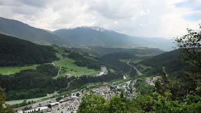 Unterwegs öffnen sich schöne Ausblicke auf Mühlbach und die Plose