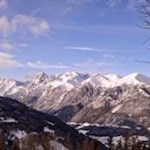 Ausblick auf die schneeverhangenen Stubaier Alpen