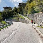 Der Wanderweg nach Villanders überquert wiederholt die Straße