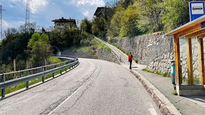 Der Wanderweg nach Villanders überquert wiederholt die Straße