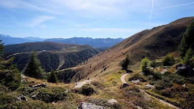 Sanft schlängelt sich der Rotenstein Höhenweg durch die idyllische Berglandschaft