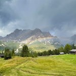 Wandern vor der verträumten Kulisse der Gadertaler Dolomiten