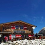 Eingebettet in eine karstige Felslandschaft, die Büllelejochhütte