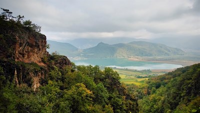 Der Kalterer See ist Südtirols größter natürlicher Badesee und der wärmste Alpensee