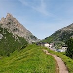 Vom Falzaregopass wandert man zunächst durch malerische Wiesen