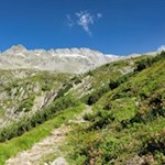 Il paesaggio ch il sentiero verso il rifugio Sasso Nero attraversa è molto variegato
