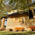 Die St. Valentin Kirche wird von farbenfrohen Fresken geschmückt