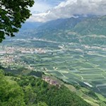 Auf dem Kirchhügel St. Hippolyt liegt dem Wanderer das Etschtal zu Füßen