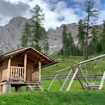 Die Almhütte Messnerjoch wartet mit einem Spielplatz auf