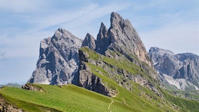 Vista sulla cime Fermeda e le Odle della Val di Funes dalla Seceda