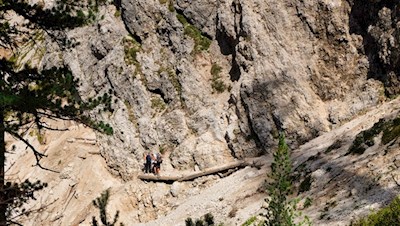 Leicht ausgesetzte Passage während des Abstiegs zum Pragser Wildsee