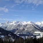 Die schneeverhangenen Stubaier Alpen