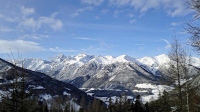 Die schneeverhangenen Stubaier Alpen