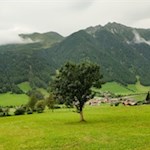 Auf dem Valser Rundweg öffnen sich schöne Ausblicke