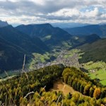 Blick von der Crujeta auf das tiefer liegende St. Ulrich
