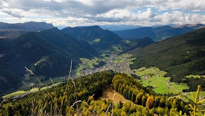 Blick von der Crujeta auf das tiefer liegende St. Ulrich