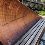 Die Ruhebank am Pianer Kirchlein lädt zum besinnlichen Verweilen ein